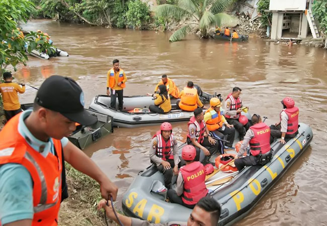 Pemko Medan, TNI & Polri Bersihkan Bantaran Sungai Deli
