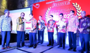 Bupati Karo Terima Penghargaan Best Of The Best Awards 2020 di Bali