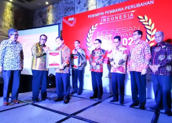 Bupati Karo Terima Penghargaan Best Of The Best Awards 2020 di Bali