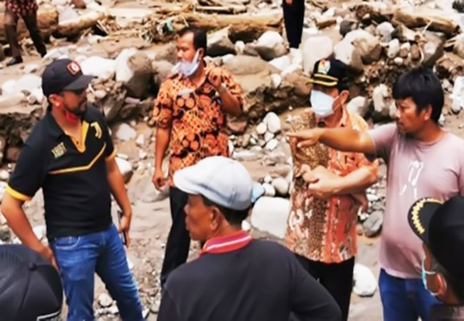 Bupati Karo Tinjau Jalan Akibat Terjangan Lahar Dingin Sinabung
