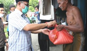 Plt Wali Kota Medan Berikan Bantuan Terdampak Covid-19 ke Warga Helvetia