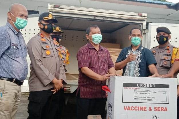 Vaksin Covid-19 Tiba di Karo, Personil Polisi Perketat Pengawalan