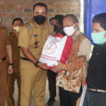 Aulia Rachman Salurkan 300 Paket Sembako ke Pertuni Medan