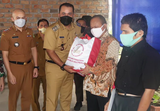 Aulia Rachman Salurkan 300 Paket Sembako ke Pertuni Medan
