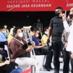 Presiden Jokowi Tinjau Vaksinasi Pelaku Sektor Jasa Keuangan