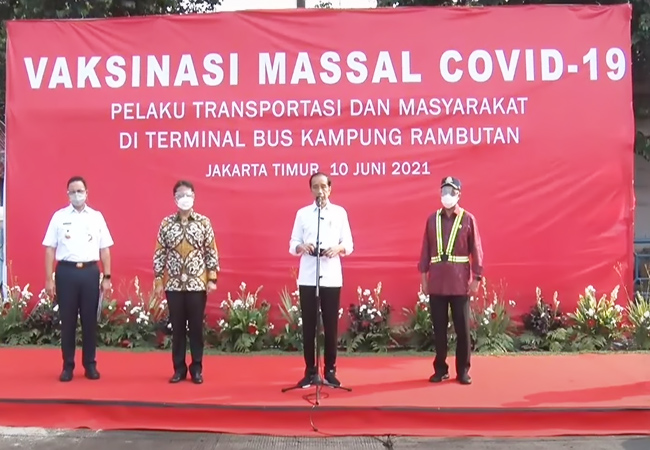Presiden Tinjau Vaksinasi di Terminal Bus Kampung Rambutan