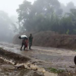 Meski Cuaca Hujan Deras, Prajurit Satgas TMMD ke-111 Sempatkan Bantu Warga