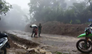 Meski Cuaca Hujan Deras, Prajurit Satgas TMMD ke-111 Sempatkan Bantu Warga
