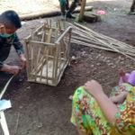 Satgas Bantu Warga Sekaligus Belajar Anyam Keranjang Bambu