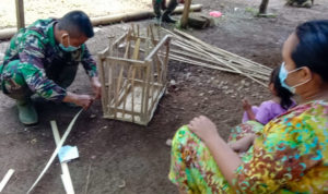 Satgas Bantu Warga Sekaligus Belajar Anyam Keranjang Bambu