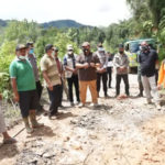 Bupati Tapsel Tinjau Jalan Longsor di Desa Padang Mandailing Garugur