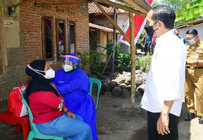 Tinjau Vaksinasi di Cilacap, Presiden Jokowi Harap Masyarakat Mau Divaksin