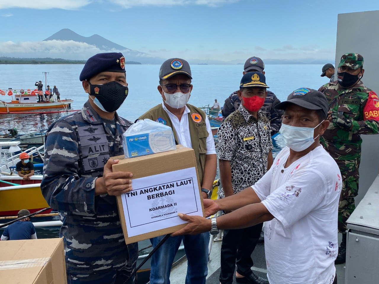 TNI AL Bagikan Sembako Bagi Masyarakat Pesisir Pantai