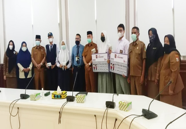 Pemkot Tanjungbalai Bersama PT Bank Sumut Serahkan 115 Buku Tabungan Simpanan Pelajar