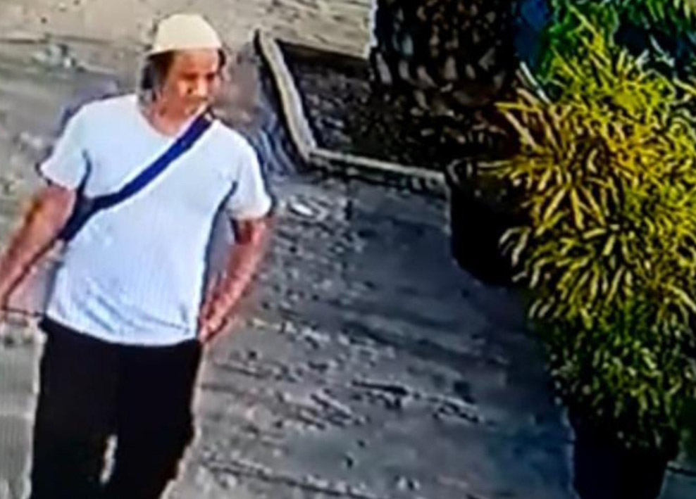Viral Terekam CCTV, Pria Pakai Lobe Putih Mencuri di Masjid