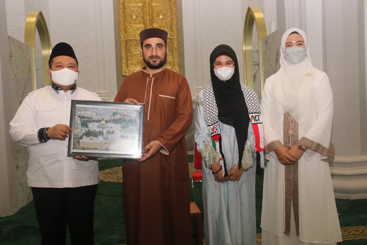 Guru Besar Alquran Tafsir dan Hadist Tausiah di Masjid Agung Syahrun Nur Sipirok