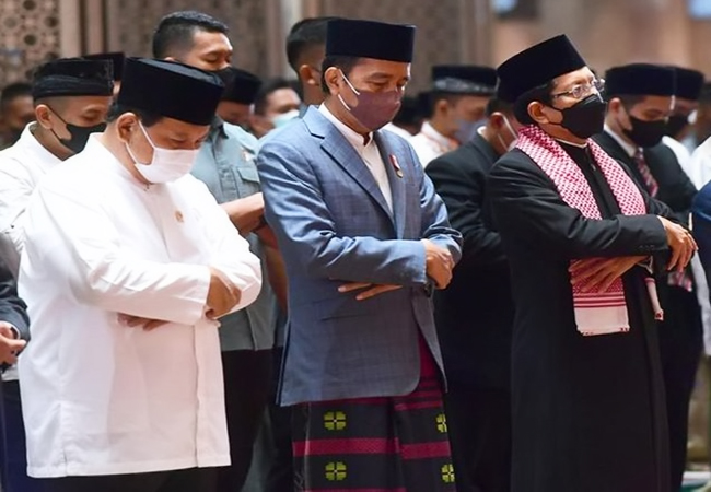 Presiden Jokowi Kompak Tunaikan Salat Iduladha 1443 H Bersama Prabowo