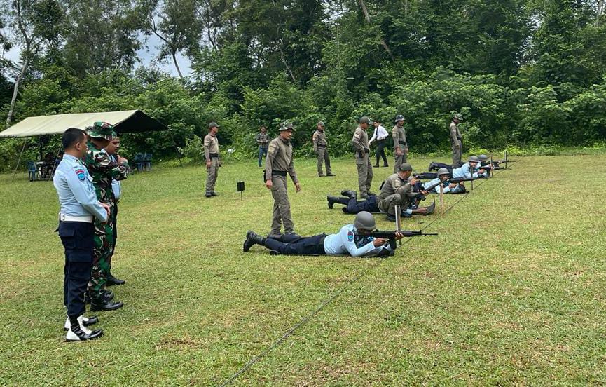 Petugas Rutan Tanjungpura Latihan Menembak dengan Marinir