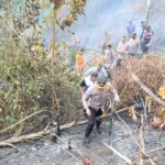 Tinjau Langsung Kebakaran Lahan, Kapolres Tegaskan Jangan Coba Bakar Hutan
