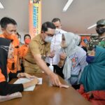 Gubernur Jawa Barat Pantau Pembagian BLT BBM di Bekasi