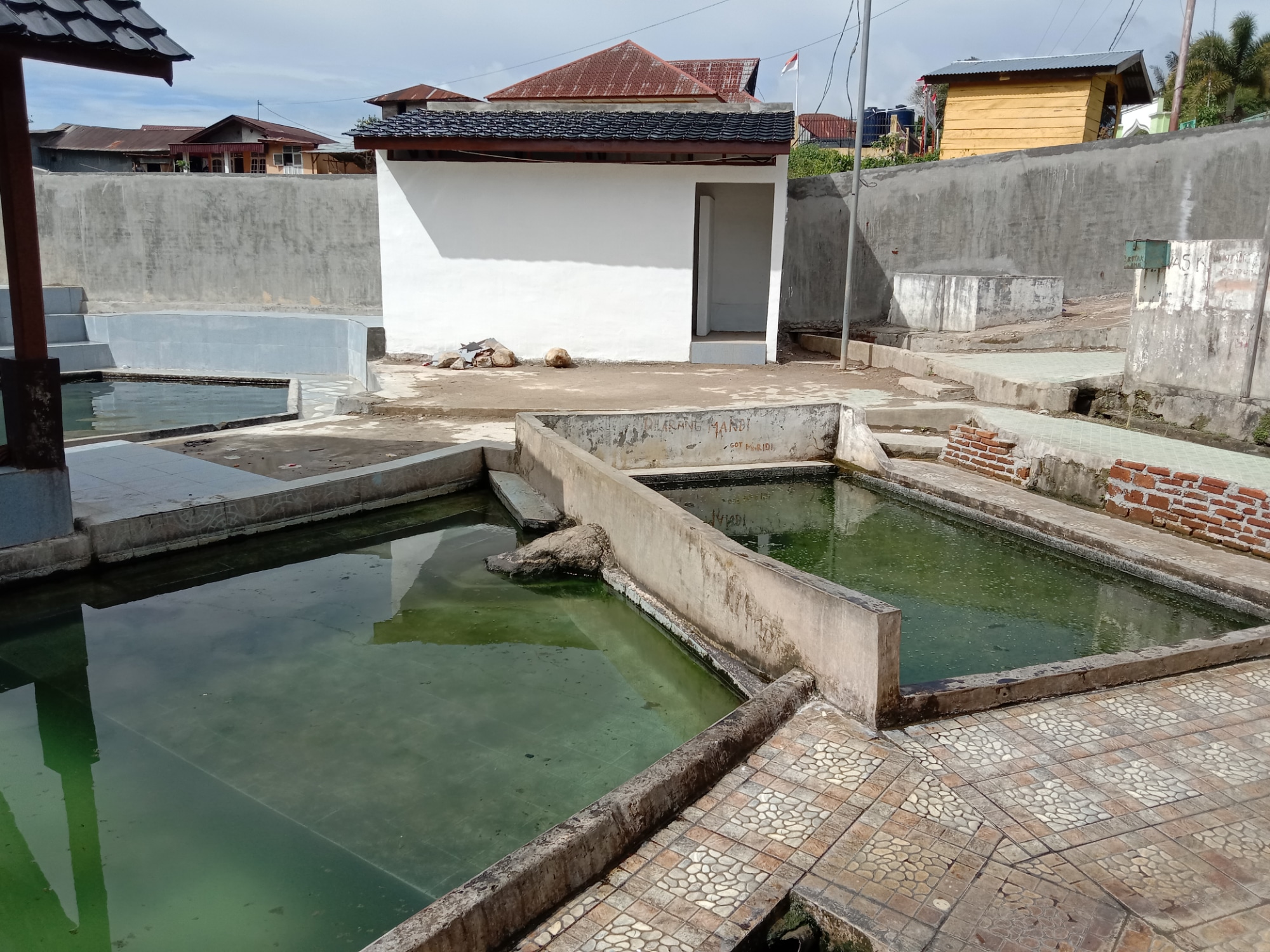 Proyek "Siluman" Rehab Permandian Air Panas Disoal Warga Parau Sorat