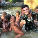 Potret Anak-anak Papua saat Dikelilingi Tentara Berkaos Loreng