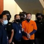 Pakai Baju Oranye, Buronan Judi Online Apin BK Tiba di Indonesia