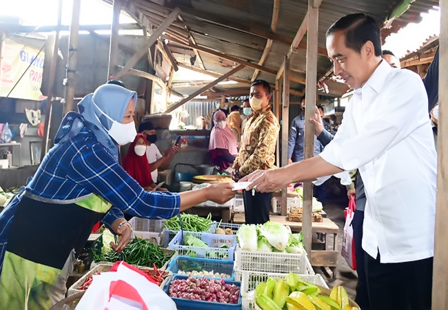 Kunjungi Pasar Malang Jiwan Colomadu, Presiden Cek Harga Komoditas