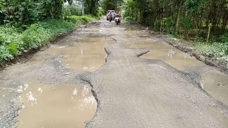 Jalan Rusak Simpang Kongsi Mulai Diperbaiki, Lampu Penerangan Dikeluhkan