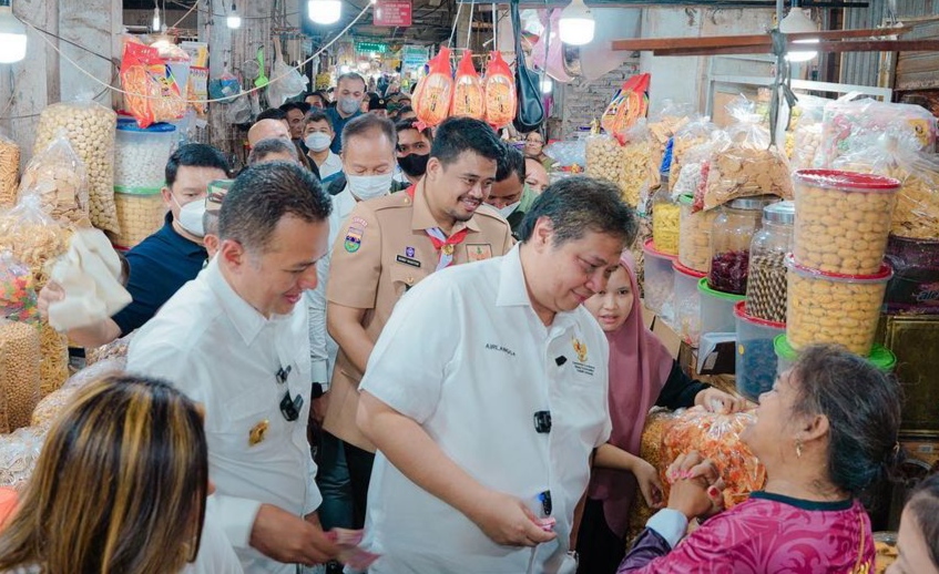Jelang Nataru, Menko Perekonomian Tinjau Harga Bapok di Pusat Pasar Medan