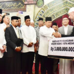 Prabowo Subianto Serahkan Bantuan Pembangunan Masjid Agung Rp3 Miliar