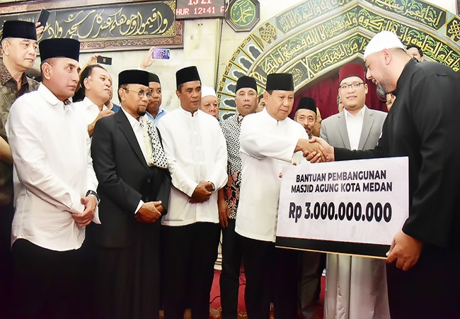 Prabowo Subianto Serahkan Bantuan Pembangunan Masjid Agung Rp3 Miliar