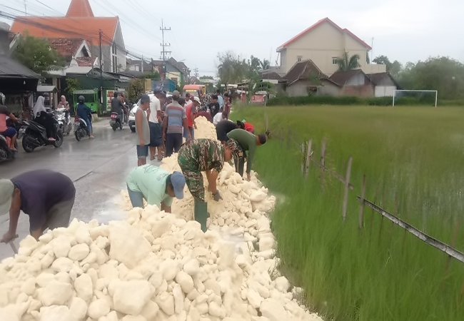 Antisipasi Banjir, Babinsa Karanggeneng Karya Bakti Bareng Warga