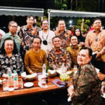 Presiden Jokowi Makan Durian Bersama Pemred di Medan
