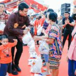 Imlek Fair 2023, Wali Kota Medan Serahkan Bantuan Sembako Untuk Warga Tionghoa