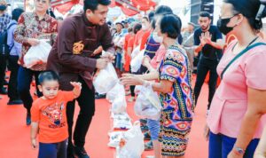 Imlek Fair 2023, Wali Kota Medan Serahkan Bantuan Sembako Untuk Warga Tionghoa