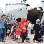 TNI AL Ajak Korban Kebakaran Depo Plumpang Rekreasi ke Kapal Perang