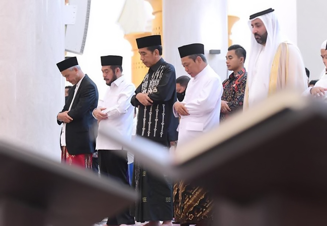 Bersama Ganjar Pranowo, Presiden Jokowi Salat Idulfitri di Masjid Sheikh Zayed