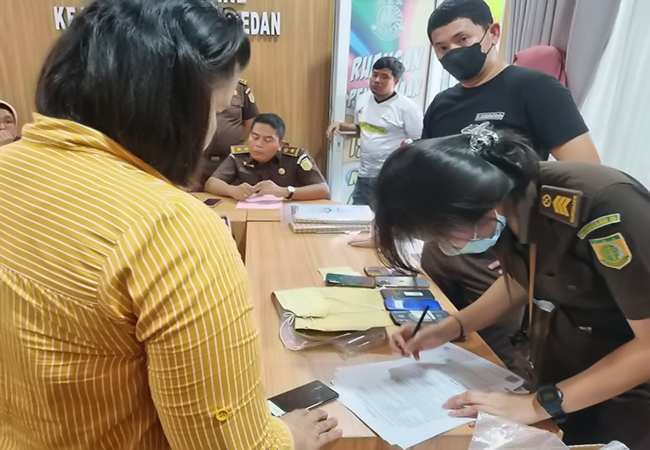 JELAJAHNEWS.ID - Polda Sumut melimpahkan AH anak dari AKBP Achiruddin Hasibuan yang menjadi tersangka kasus aniaya terhadap mahasiswa ke Kejaksaaan Negeri Medan.