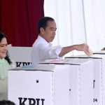 Presiden Jokowi dan Ibu Iriana Gunakan Hak Pilih di TPS 10