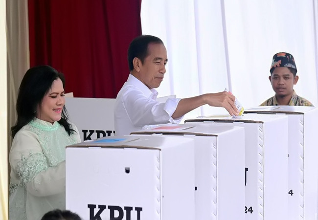 Presiden Jokowi dan Ibu Iriana Gunakan Hak Pilih di TPS 10