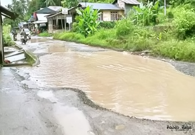 Bertahun-tahun Jalan Provinsi Rusak, Warga Nias Merasa Dianaktirikan