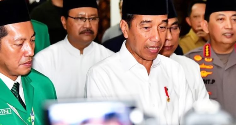 Presiden Jokowi Sebut Kenaikan UKT Bukan Dibatalkan Hanya Ditunda